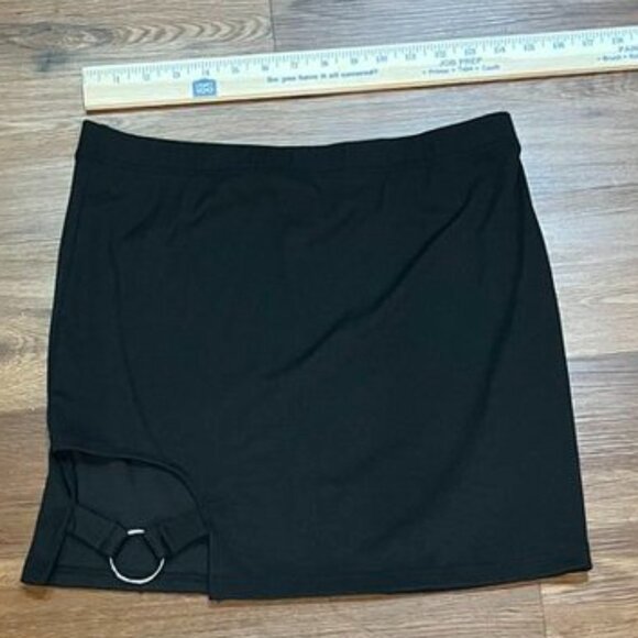 🖤 Black Mini Skirt with Silver Ring Detail — Size Large Plus - Picture 3 of 6